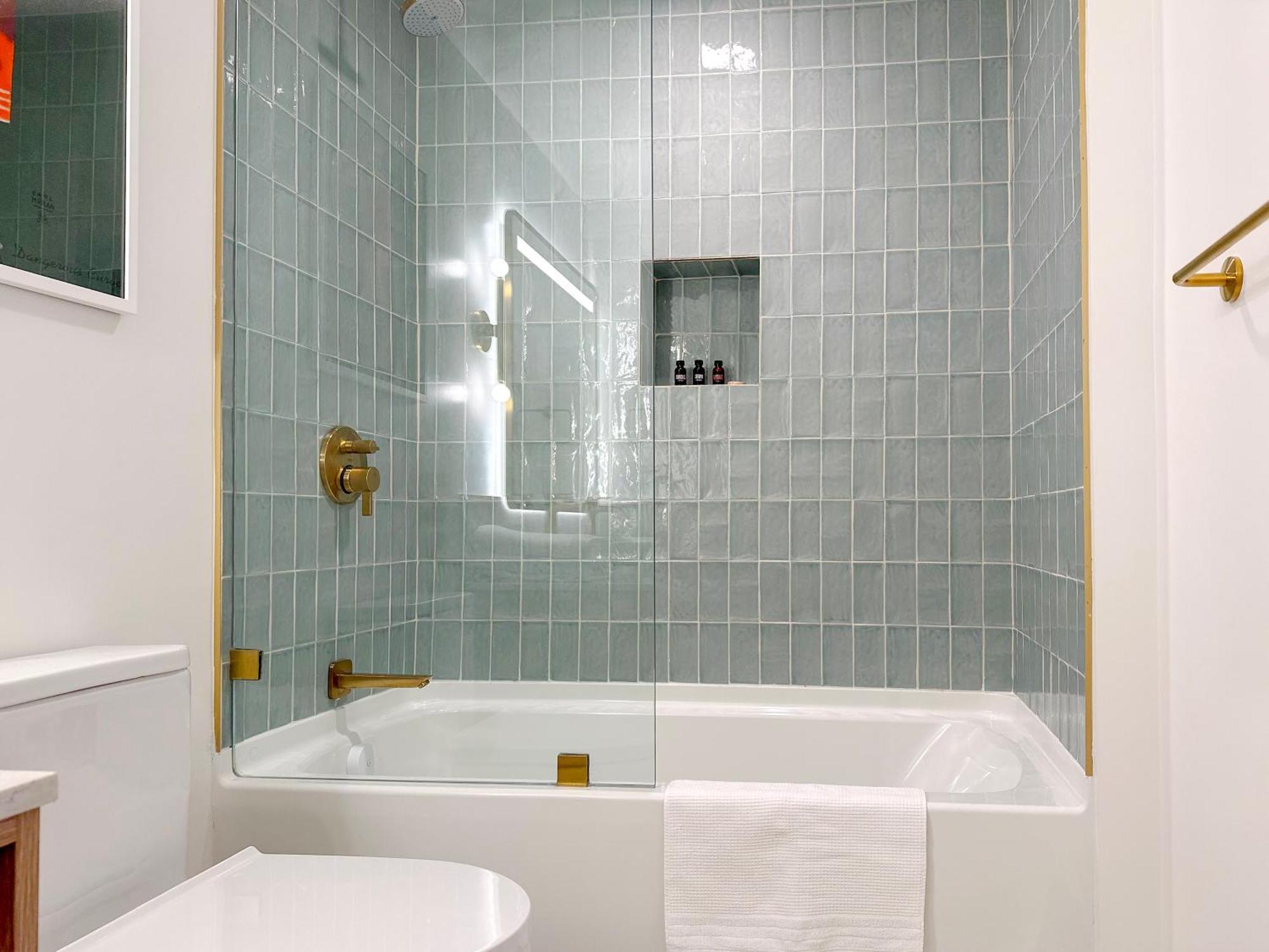 Stylish In The Heart Of Vibrant Downtown- Daily Fee And Parking Not Included